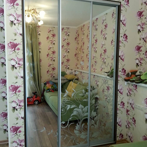 Зеркальные двери с пескоструйным рисунком «Цветы» в нишу