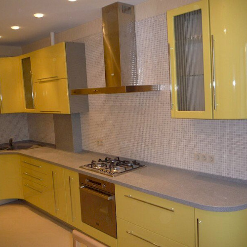 Угловая кухня с жёлтыми фасадами 02