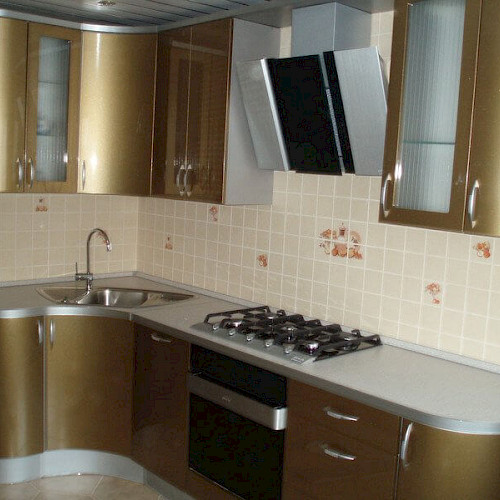 Угловая кухня с радиусными бронзовыми фасадами