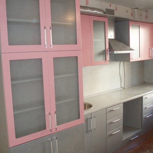Прямая кухня со стеклом с серыми и розовыми фасадами