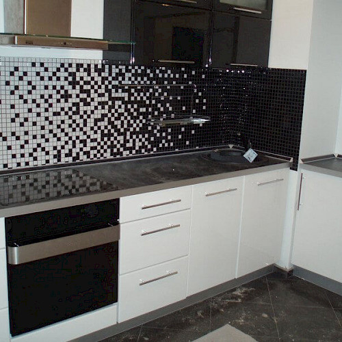 Угловая кухня с пленочными чёрно-белыми фасадами