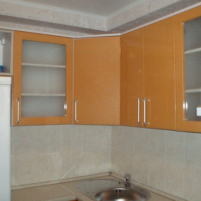 Навесные оранжевые полки на кухню со стеклом