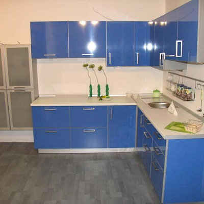 Угловая кухня с пленочными синими фасадами