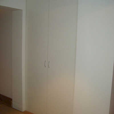 Встроенный белый шкаф в нишу