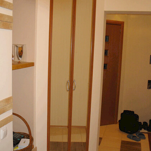 Встроенный шкаф с распашными дверьми с зеркалом