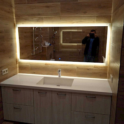 Раковина из исскуственного камня, зеркало с подсветкой в ванную комнату с ящиками 02